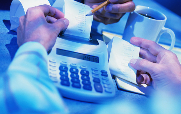 economia-escritorio-numeros-calculos-contabilidade